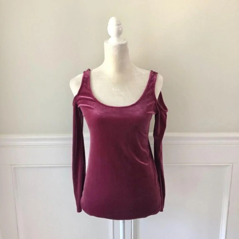 Harlowe & Graham Red Cold Shoulder Velvet Top XS